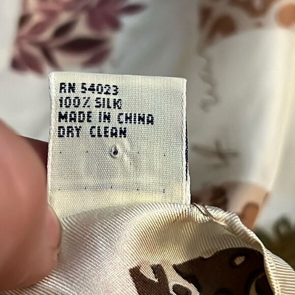 🧣 Gap 100% Silk Printed Square Scarf – 20" x 20" - Picture 4 of 4